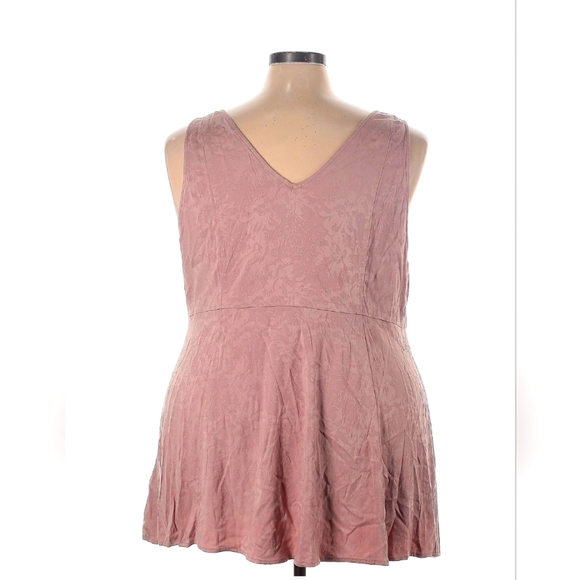Torrid Top sleeveless button down - Picture 2 of 8